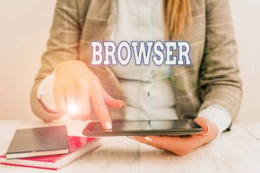 Tarayıcıyı gösteren bir not yazıyorum. Html dosyalarını görüntüleyen bilgisayar programı grafiksel kullanıcı arayüzü için iş kavramı İletişim cep telefonu ile iş kavramı