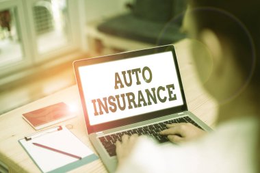 El yazısı metin oto sigortası. Bir otomobil kazası geçirmekle ilgili kavramsal fotoğraf hafifletme masrafları