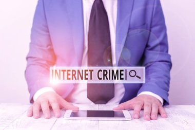İnternet Suçları 'nı gösteren bir mesaj. İnternet İşadamı 'nın mavi süitinde işlenen suç ya da yasadışı online faaliyet gösteren bir iş fotoğrafı dizüstü bilgisayarı elinde tutuyor.