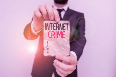 İnternet Suçları 'nı gösteren bir mesaj. İnternet 'te işlenen suç veya yasadışı online faaliyet gösteren iş fotoğrafları. Erkek giyimi resmi çalışma kıyafetleri ofisi. Not kağıdı kullanın.