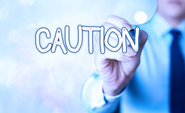 Kelime yazma yazma uyarısı. Tehlike ve hataları önlemek için iş fotoğraflarının gösterilmesi Uyarı işareti Önleme