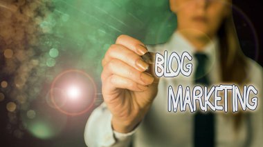 Günlük Pazarlamasını gösteren kavramsal el yazısı. Bir web sitesini blogla yayınlayan veya reklamını yapan herhangi bir süreci kavramsallaştır
