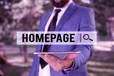 Kelime yazma anasayfası. Bir web sitesinin tanıtım sayfasını gösteren iş fotoğrafı. Sitenin içindekiler masası. Mavi süitteki işadamı elinde cep telefonuyla ayakta duruyor.