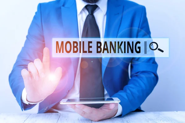 モバイルバンキングを示すテキスト記号 オンライン銀行業務を遂行するための携帯機器の使用を紹介するビジネス写真彼の前で指差す指を持つビジネスマン — ストック写真