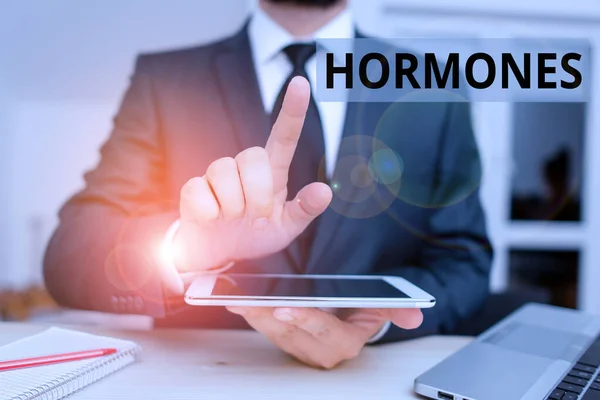 호르몬을 문자가 있어요 현재의 프레젠테이션에서는 하이테크 스마트폰을 사용하여 남성용 공식적 — 스톡 사진