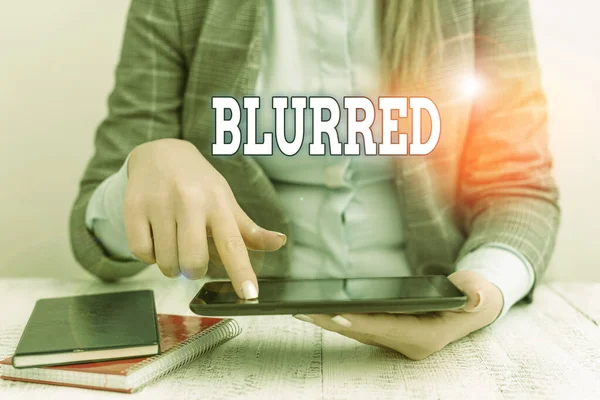 Blurred を書く 明確なアウトラインがないため 見えない 見えないビジネスコンセプト通信携帯電話とのビジネスコンセプト — ストック写真