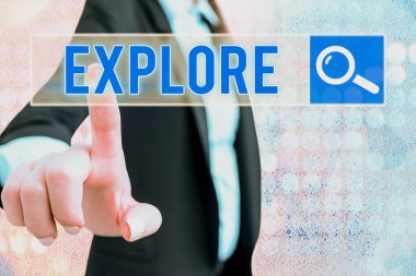 Keşfetmek gösterilen metin işareti. Bu konuda bilgi edinmek için kavramsal fotoğraf seyahat bir yere bilinmeyen incelemek değerlendirmek.