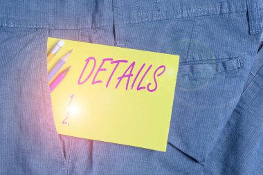 Ayrıntıları gösteren bir not yazıyorum. İş fotoğraflarında, erkek pantolonunun cebindeki belli eşyalara ya da eşyalara uzun ilgi gösteriliyor ya da ilgi gösteriliyor..