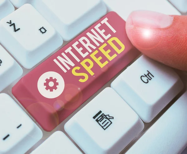 写字条显示网速。显示互联网连接能够移动或运行速度的商业照片. — 图库照片