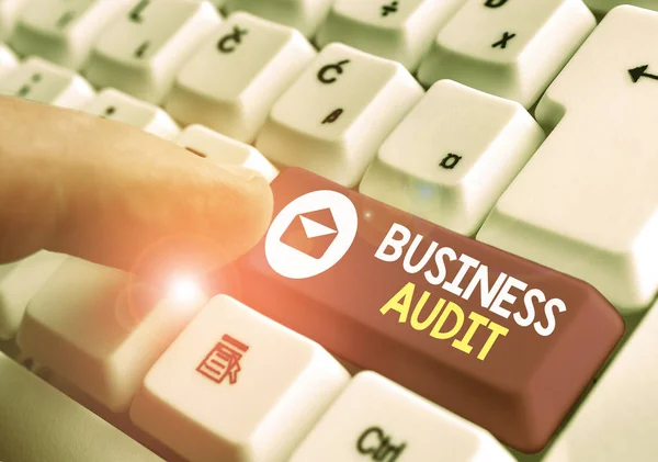 Textskylt som visar Business Audit. Konceptuell fotoundersökning av en organisations ekonomiska rapport. — Stockfoto