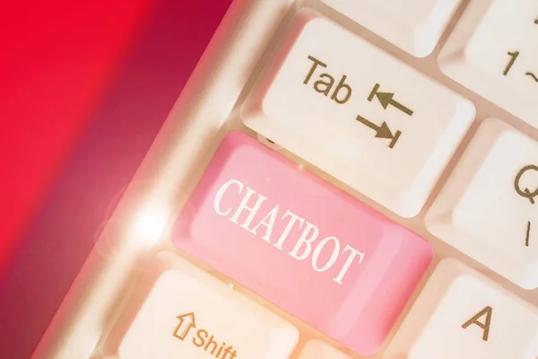 Scrivere testi a mano Chatbot. Concetto che significa una sorta di programma per computer che simula la conversazione umana . — Foto Stock