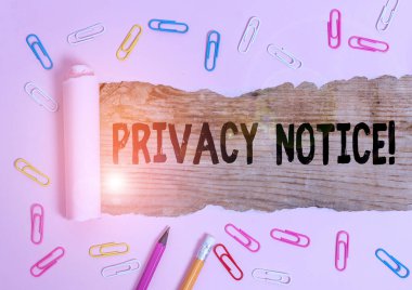 Mahremiyet Bildirimi 'ni gösteren metin işareti. Kavramsal fotoğraf, bir müşteriyi veya müşteriyi korumak için yasal bir gereksinimi karşılar. Sabit ve yırtık karton, ahşap bir klasik masa arkaplanının üzerine yerleştirilir..