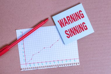 Uyarı günahı yazan el yazısı metinleri. Kavram, yasaları çiğnediğine inanılan eylemi durdurmak anlamına gelir. Masaüstü defteri, kağıt ofis, karton karton çalışma, malzeme tablosu..