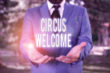 Sözcük yazarı Sirk Hoşgeldiniz. Güzellik gösterileri için iş konsepti. Yetenek ve cesaret gerektiren, elleri açık adam süitte duruyor. Kopyalama alanı ve insan ile kavram.