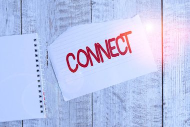 Bağlantıyı gösteren kavramsal el yazısı. İş fotoğrafı metni Birlikte Kişinin İlişki Ağı İletişim Yırtık kağıt ve defter kağıtları Klasik ahşap masa üzerine yerleştirilmiş.