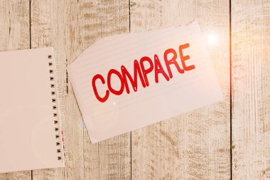 Karşılaştırmayı gösteren kavramsal el yazısı. İş fotoğrafı metni Tahminen Ölçüleri Yırtık kağıt ve defter kağıtları arasındaki benzerliklere dikkat edin klasik ahşap masa üzerine yerleştirilmiş.