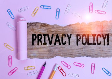 Gizlilik Politikasını gösteren metin işareti. Konsept fotoğraf beyanı ya da müşterilerin bilgilerini gösteren yasal bir belge. Sabit ve yırtık karton. Klasik bir masa arkaplanının üzerine yerleştirilmiş..