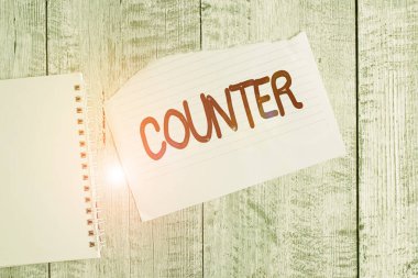 Tezgahı gösteren kavramsal el yazısı. İş fotoğrafı metni bir mağazada veya bankada işlem yapmak için kullanılan bir yüzey Yırtık kağıt ve defter kağıtları klasik ahşap masa üzerine yerleştirilmiş.