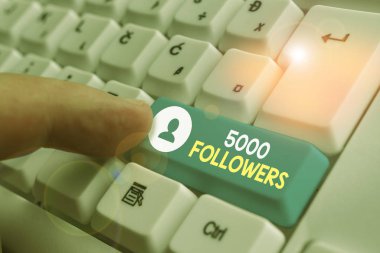 El yazısı yazısıyla 5000 takipçi. Instagram 'da birini takip eden bireylerin sayısı.