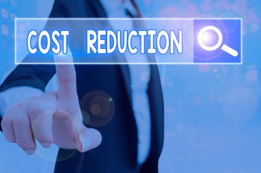 Metin işareti maliyet azaltmayı gösteriyor. Haksız harcamaların bulunup kaldırılmasına ilişkin kavramsal fotoğraf süreci.
