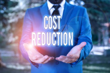 Kelime yazma maliyeti azaltma. Gereksiz harcamaların bulunup kaldırılmasına yönelik iş kavramı. Eli açık adam süitte duruyor. Kopyalama alanı ve insan ile kavram.