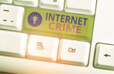 İnternet Suçları 'nı gösteren kavramsal el yazısı. İnternet 'te suç ya da yasadışı online faaliyet gösteren iş fotoğrafları.