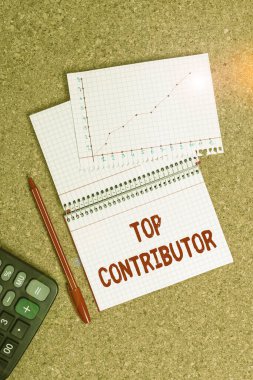 Top Contributor 'ı gösteren not yazılıyor. Özel bir kategoride kimin bilgili olduğunu gösteren bir iş fotoğrafı sergisi. Masa defteri kağıt ofis kâğıdı çalışma çizelgesi..