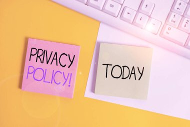 El yazısı Gizlilik Politikası. Anlamı kavramsal ifade ya da müşteri veri kağıdını turuncu arkaplan üzerinde kopya alanı ve klavye ile gösteren yasal bir belge.