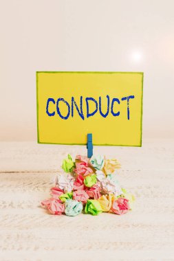 Davranışı gösteren bir not yazıyorum. Bir organizasyon ya da etkinliğin yönetildiği ya da yönetildiği iş fotoğrafı gösterme biçimi hatırlatıcı yığın renkli buruşmuş kağıt çamaşır mandalı ahşap.