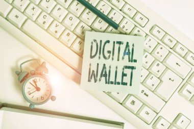 Kelime yazma metni Dijital Cüzdan. Ekommer işlemleri yapmak için software tabanlı sistem için iş kavramı Metin iletisi için pc klavyesinin üzerinde boş kopya alanı kırmızı not kağıdı baloncuğu.