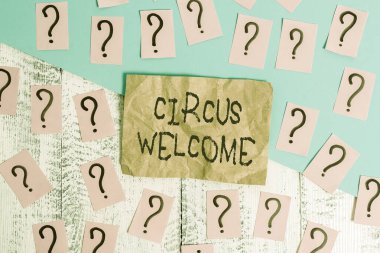 Sözcük yazarı Sirk Hoşgeldiniz. Gösteriler için iş konsepti. Yetenek ve cesaret gerektiren şeyler. Ahşap masanın üzerinde kalın karton kartonla yazılmış, karalanmış kağıtlar..