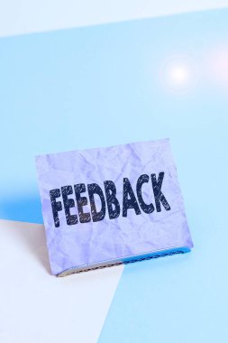 El yazısı metni geri bildirimi. Ürün gösterimlerine verilen tepkiler hakkında bilgi kavramı. Görev kağıdının analizi. Tampon kabloların üzerine yerleştirilmiş yumuşak pastel çok renkli arka plan..