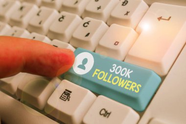 300.000 takipçi el yazısı. Instagram 'da birini takip eden bireylerin sayısı.