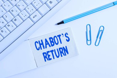 Chabot S 'in dönüşünü gösteren kavramsal el yazısı. İş fotoğrafı metni, beyaz arkaplan üzerinde kağıt ve ataç ile beyaz pc klavye işitsel veya metin yöntemi ile konuşma geri dönüş metni.