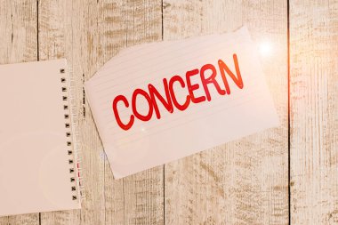 Kavramsal el yazısı endişeyi gösteriyor. Birisi için önemli bir iş fotoğrafı metni ya da birini doğrudan dahil etmek yırtık kağıt ve defter kağıtlarını klasik ahşap masanın üzerine koymak.