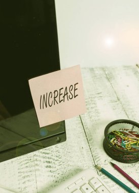 Kelime yazma metni Increase. Klavye ve durağan yakınlarındaki siyah bilgisayar ekranına bantlı Growth Note kağıdı satılan ürünün kademeli olarak daha iyi hale getirilmesi konsepti.