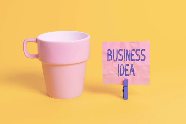 Tekstbord met Business Idea. Conceptuele foto het concept dat kan worden gebruikt voor commerciële doeleinden Beker leeg papier blauw wasknijper rechthoekige herinnering geel kantoor. — Stockfoto