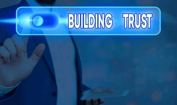Conceptuele handschrift toont Building Trust. Business foto tekst activiteit van opkomende vertrouwen tussen tonen om effectief te werken. — Stockfoto