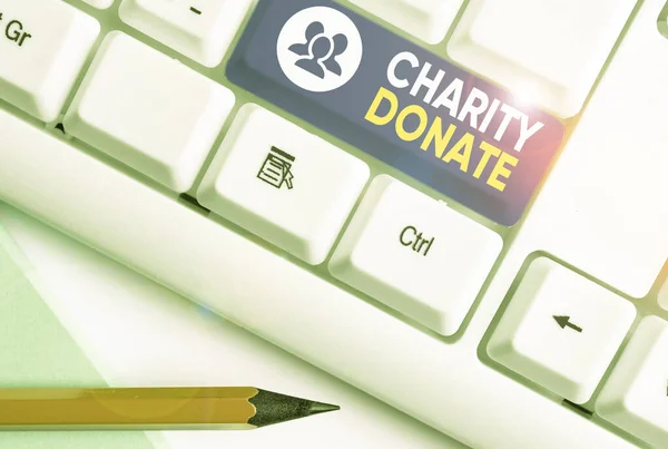 慈善寄付を示すメモを書く。個人が非営利団体に贈るビジネス写真. — ストック写真