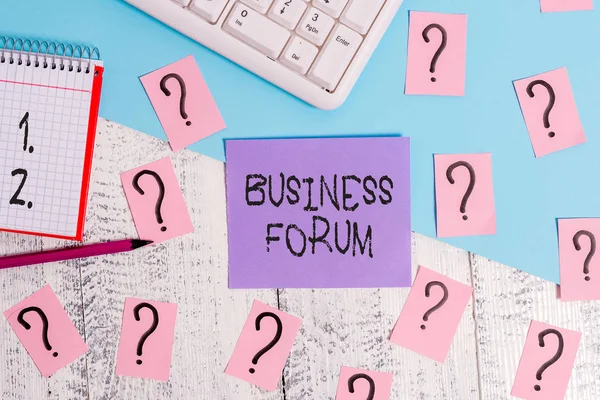 Scrittura concettuale a mano che mostra Business Forum. Business photo vetrina luogo in cui mostrare le idee di scambio e discutere questioni Strumenti di scrittura e carta scarabocchiata sulla parte superiore del tavolo di legno . — Foto Stock