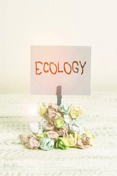 문자 생태학을 쓰는 것. 과학 관계 생물 환경 과학 연구에 대한 비즈니스 개념 누더기 색 종이 clothespin 다시 흰색 나무 공간을 연상. — 스톡 사진