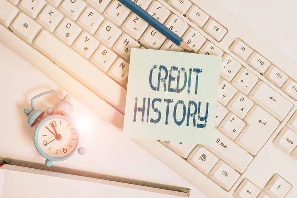 Szövegírási szöveg Credit History. Üzleti koncepció rekord a hitelfelvevő s felelős visszafizetése adósságok Üres másolási hely piros bankjegy papír buborék felett pc billentyűzet szöveges üzenet. — Stock Fotó