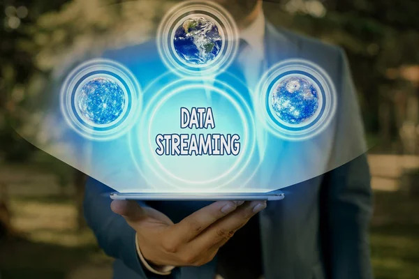 Begrebsmæssig håndskrift, der viser datastreaming. Business foto tekstdata, der løbende genereres af forskellige kilder Elementer af dette billede leveret af NASA . - Stock-foto