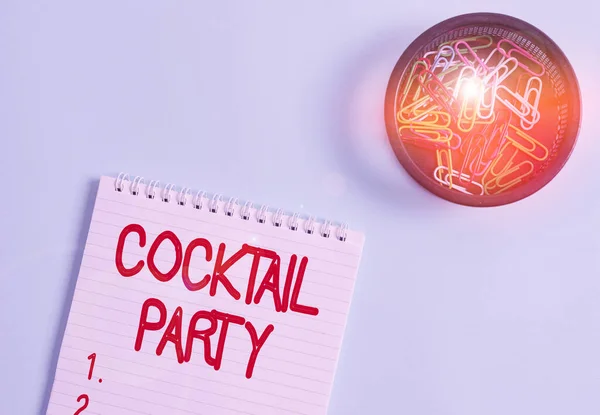 Εννοιολογικό γράψιμο με το χέρι που δείχνει κοκτέιλ πάρτι. Επαγγελματική φωτογραφία κείμενο επίσημη κόμμα με αλκοολούχα ποτά συνήθως νωρίς το βράδυ Λευκό σημειωματάριο και σταθερό τοποθετείται πάνω από παστέλ χρώμα φόντο. — Φωτογραφία Αρχείου