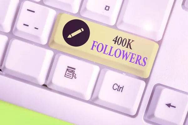 Texto escrito por palavras 400K Seguidores. Conceito de negócio para o número de indivíduos que seguem alguém no Instagram . — Fotografia de Stock