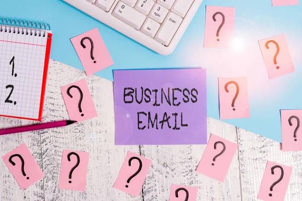 Εννοιολογική γραφή χέρι δείχνει Business Email. Επαγγελματική φωτογραφία που δείχνει το e-mail που χρησιμοποιείτε ειδικά για την επιχείρησή σας Εργαλεία γραφής και μουτζουρωμένο χαρτί πάνω στο ξύλινο τραπέζι. — Φωτογραφία Αρχείου