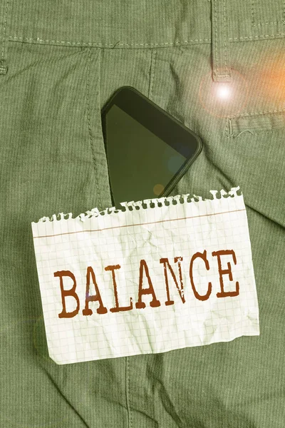 Texto de escritura de palabras Balance. Concepto de negocio para un estado de equilibrio o equilibrio Vivir con paz y armonía Dispositivo de Smartphone dentro de pantalones de trabajo formales bolsillo delantero cerca de papel de nota . — Foto de Stock