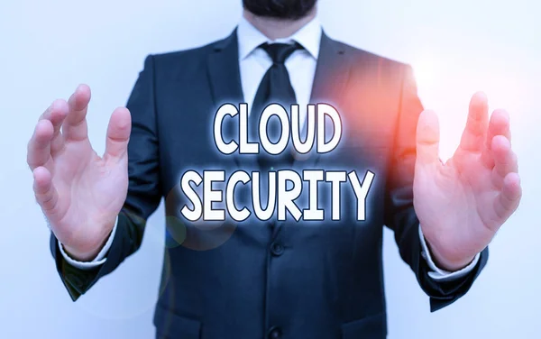 Palavra escrevendo texto Cloud Security. Conceito de negócio para a proteção de dados armazenados on-line contra roubo e exclusão Homem com barba vestir roupa de trabalho formal roupa levantando uma mão para cima . — Fotografia de Stock