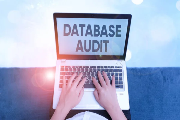 Woord schrijven tekst Database Audit. Bedrijfsconcept voor de controle van gegevens om de kwaliteit ervan voor een specifiek doel te beoordelen. — Stockfoto