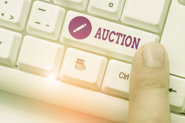 Handskrift text auktion. Begrepp som betyder offentlig försäljning varor eller egendom säljs till högstbjudande köp. — Stockfoto